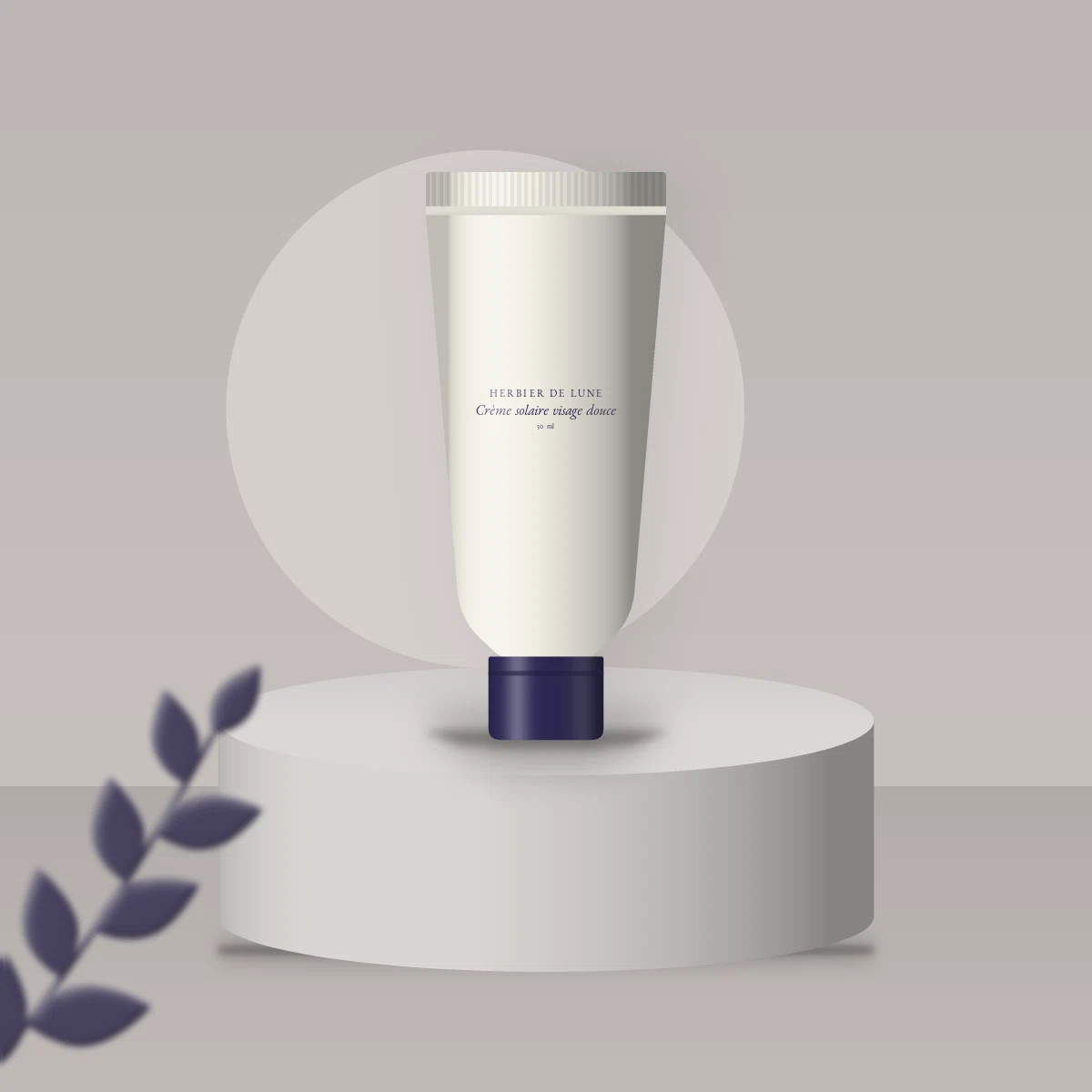 Crème solaire visage douce à la centella asiatica SPF 30 – Herbier de Lune, photo d'ambiance