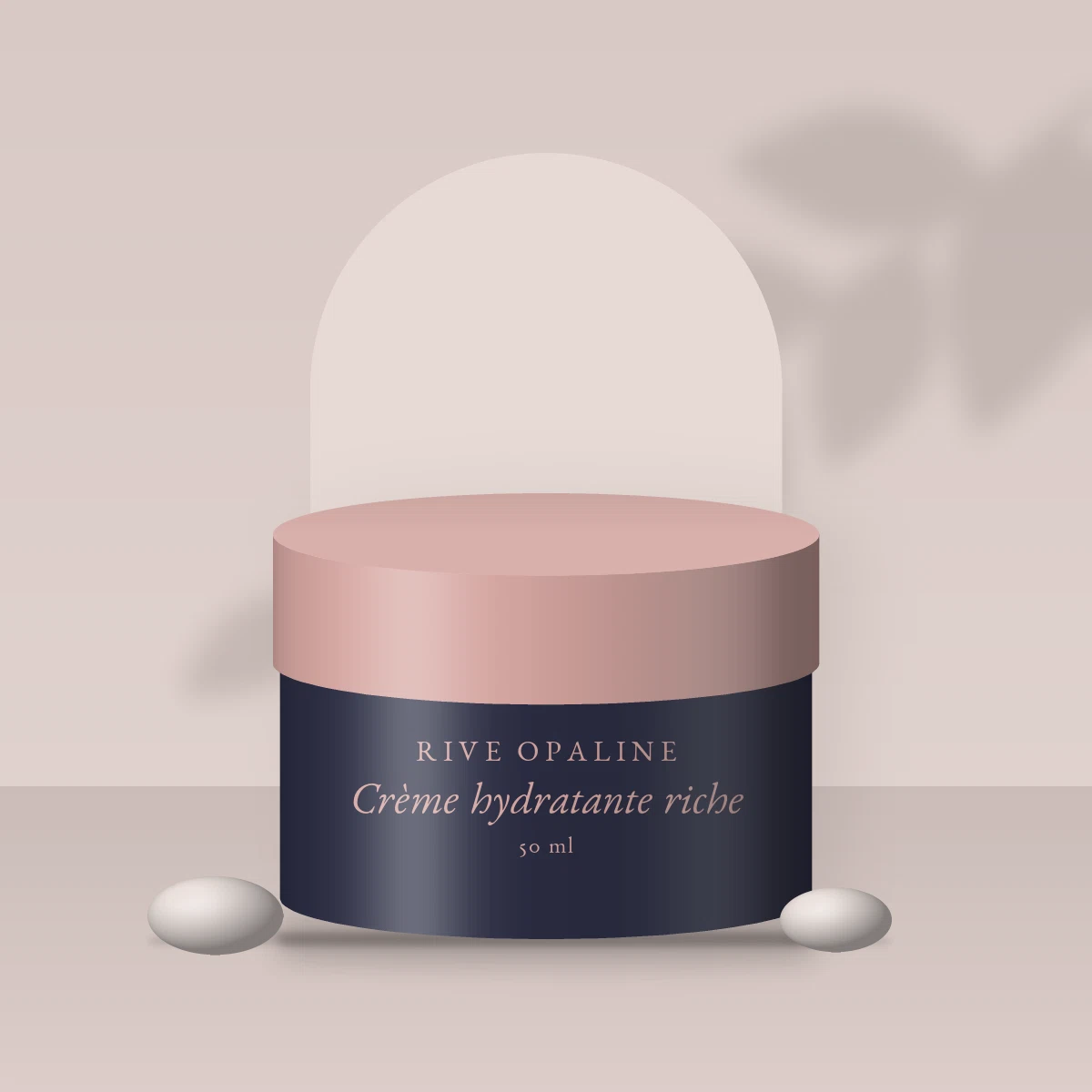 Crème hydratante riche à l'eau de rose – Rive Opaline, photo d'ambiance
