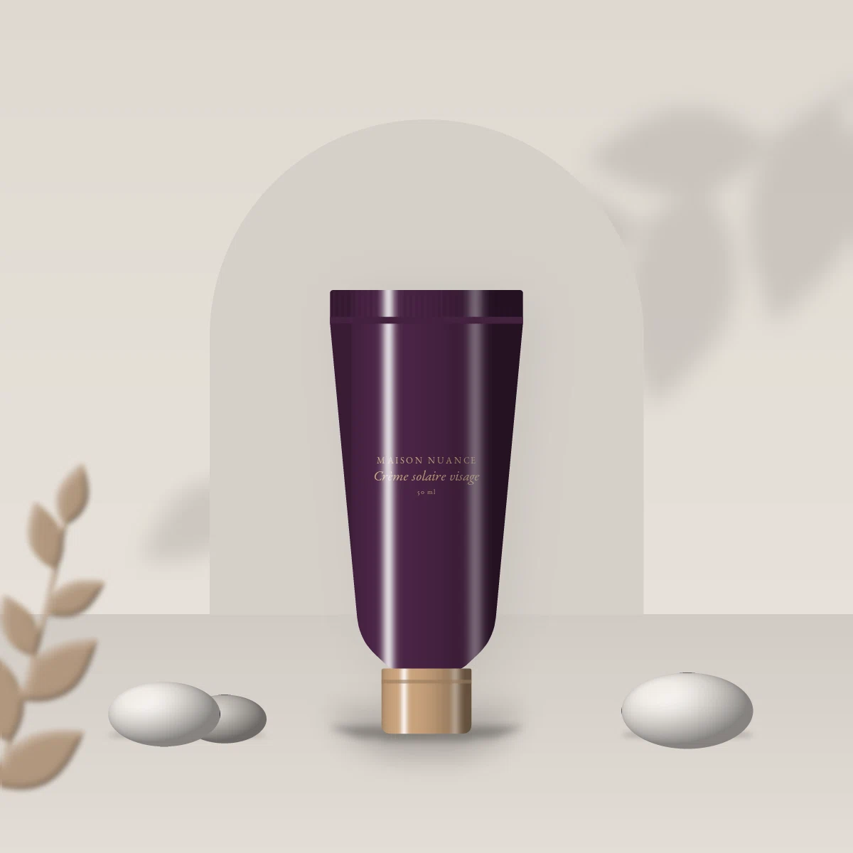 Crème solaire visage quotidienne à l'extrait de thé vert SPF 30 – Maison Nuance, photo d'ambiance